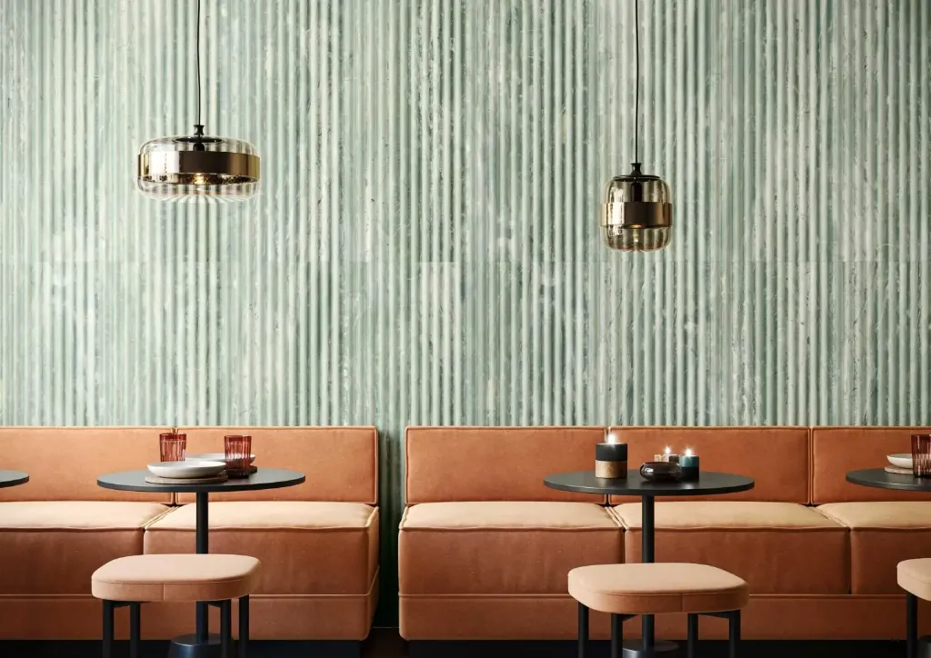 Realonda-FLUTED-TRAVERTINO-JUNGLE-restaurante-OK-scaled-1-1536x1087.webp